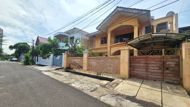 Jual Rumah Cantik LT 242 m2 area Tomang, Jakarta Barat