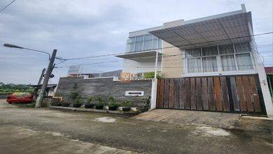 Private Lift, Dekat RS Grand Family, Rumah Sakit Hermina Daan Mogot, Green Sedayu Mall, Pasar Jaya Cengkareng, Pasar Ganefo, Sekolah Mulia Kencana, Dijual Rumah Taman Kencana Cengkareng 10x20m2 SHM