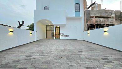 Jual Rumah Little Santorini 2,5 Lantai di Meruya Jakbar Dekat Tol Jor Meruya Fasilitas Water Solar Cctv Dan Skylight Alami High Ceiling