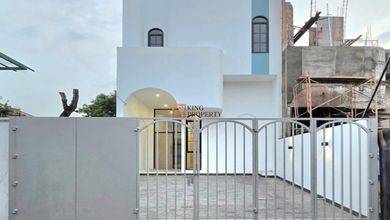 Rumah Bergaya Santorini dengan High Ceiling & Skylight dilengkapi Fasilitas Gym, Clubhose, Pool Dekat Kampus Mercu Buana Dijual Rumah Little Santorini Meruya Utara Jakbar